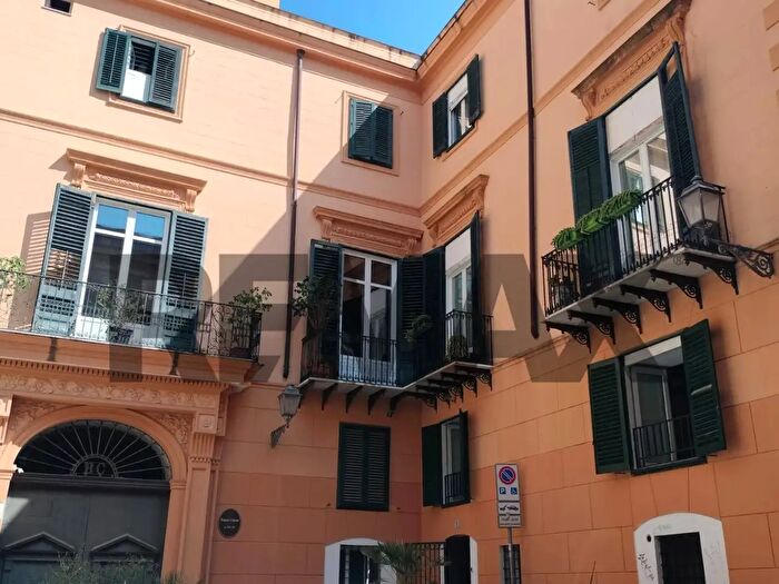 Appartamento monolocale in affitto in Piazza Montevergini, Palermo
