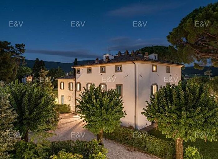 Appartamento trilocale in vendita in Via del Palazzone, Cortona