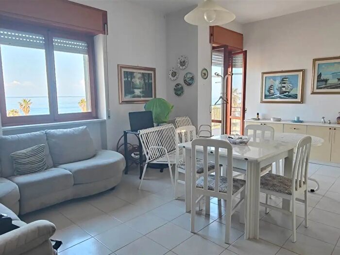 Appartamento quadrilocale in vendita in Viale degli Oleandri, Falconara Albanese