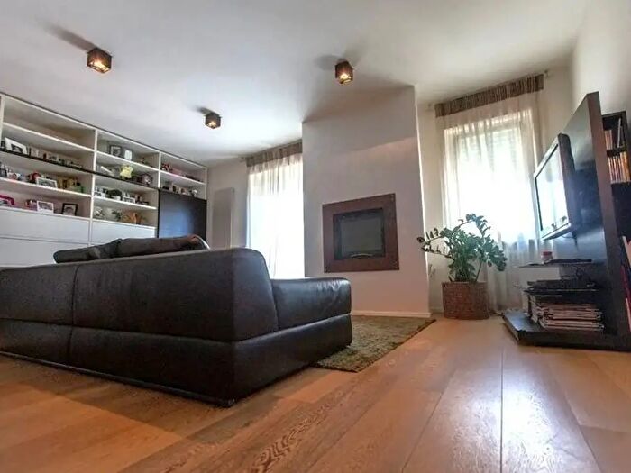 Appartamento trilocale in vendita in Via Valtellina, Milano