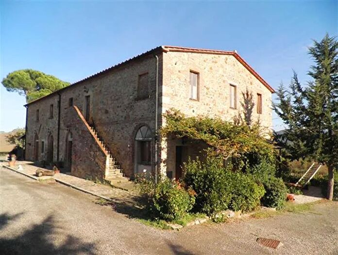 Casa con 20 locali in vendita in Pomarance