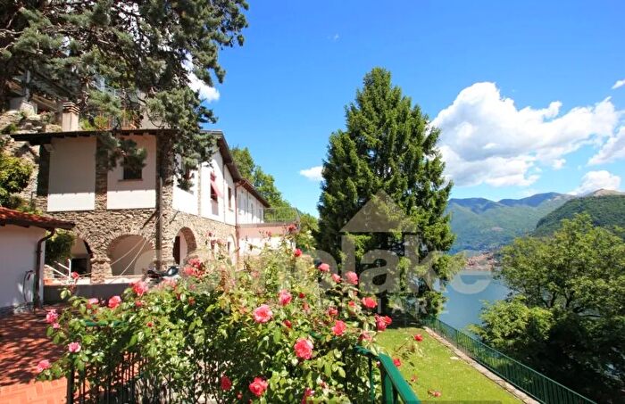 Casa con 5 locali in vendita in Via Libertà Cernobbio Collinare Panoramico, Cernobbio