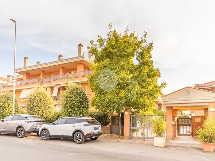 Appartamento trilocale in vendita in Via Ignazio Scimonelli, Roma