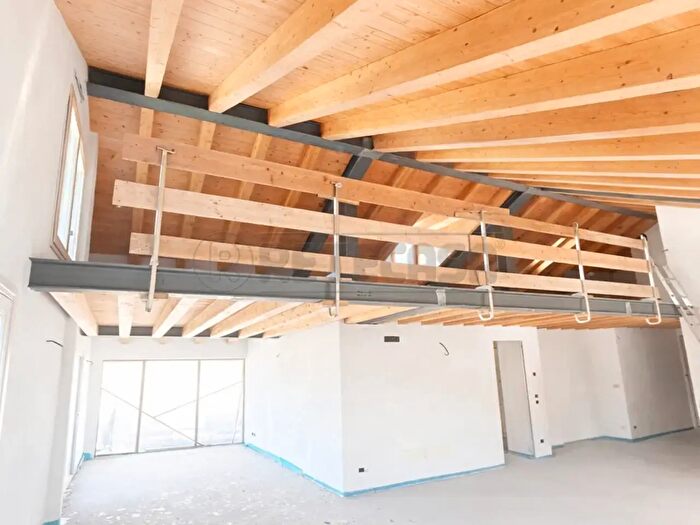 Appartamento con 8 locali in vendita in Via Luigi dalla Via, Schio