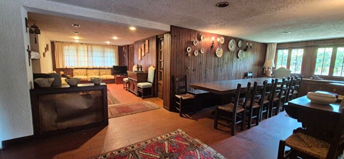 Casa con 8 locali in vendita in Camaiore