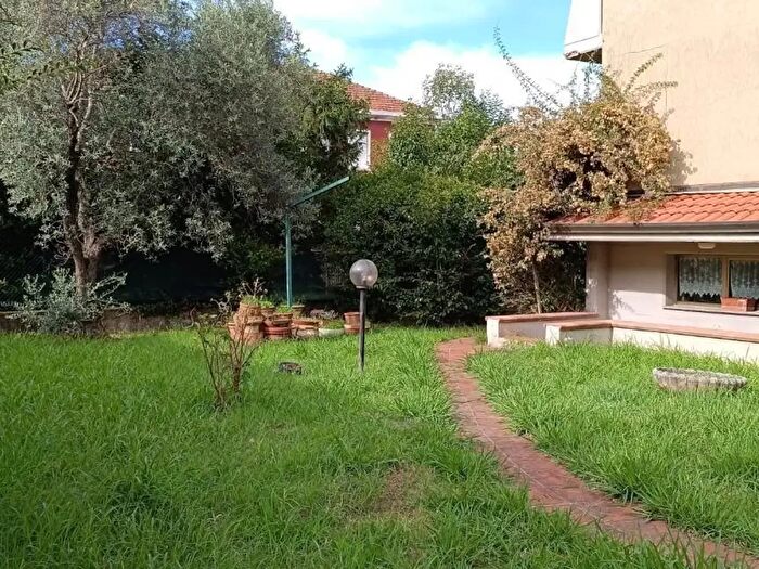 Casa con 6 locali in vendita in Rovinciale Avenza Sarzana, Carrara
