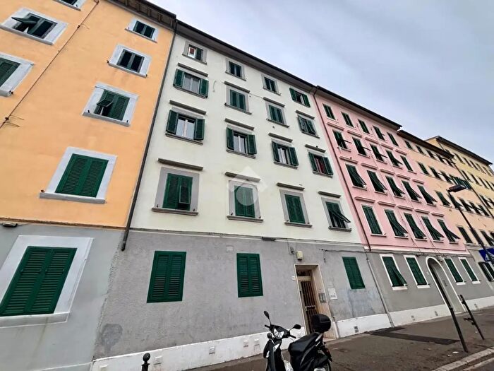 Appartamento con 5 locali in vendita in Piazza Giuseppe Mazzini, Livorno