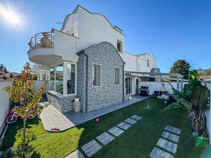 Casa quadrilocale in vendita in Viale di Castel Porziano, Roma