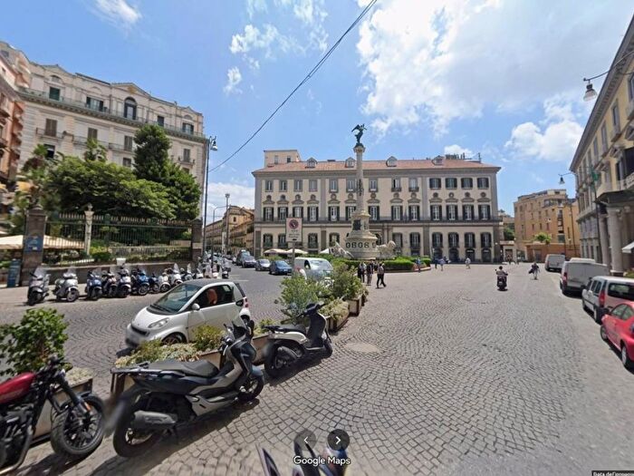 Appartamento trilocale in affitto in Via Bisignano, Chiaia, Napoli