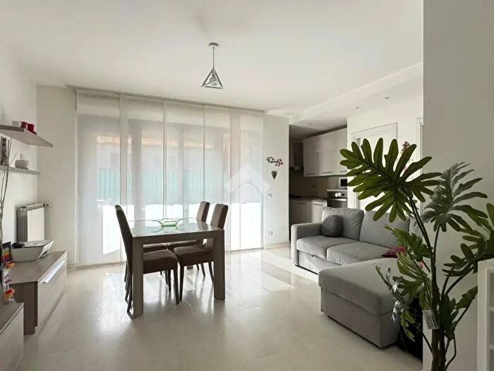 Appartamento quadrilocale in vendita in Via Indipendenza, Cambiago