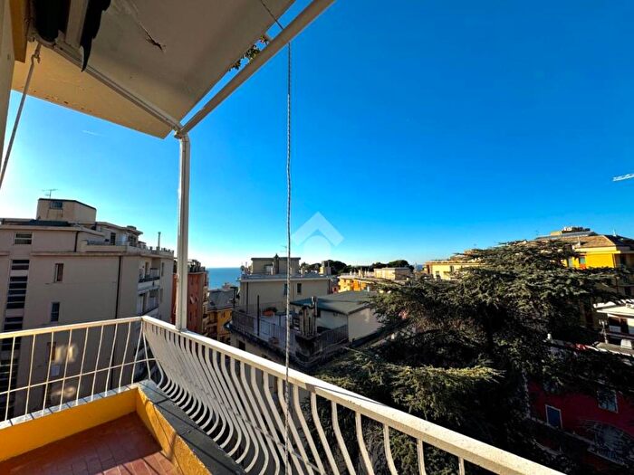 Appartamento trilocale in affitto in Via Angelo Carrara, Quarto, Genova