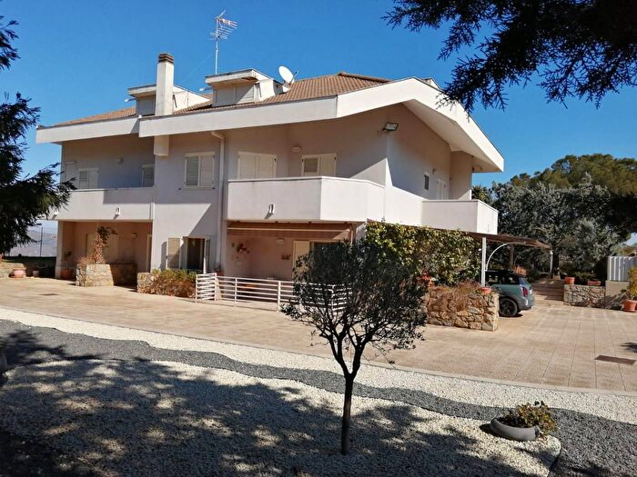 Casa con 11 locali in vendita in Via Santo Spirito Caltanissetta, Caltanissetta