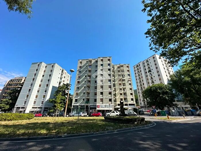 Appartamento trilocale in vendita in Rotonda del Boschetto, Trieste