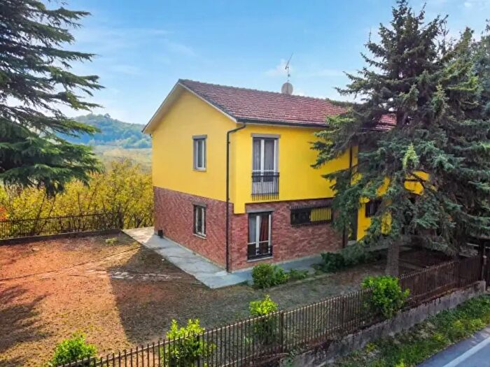 Casa con 6 locali in vendita in Via San Rocco, Cravanzana