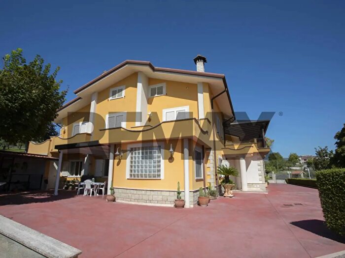 Casa con 17 locali in vendita in Cassino