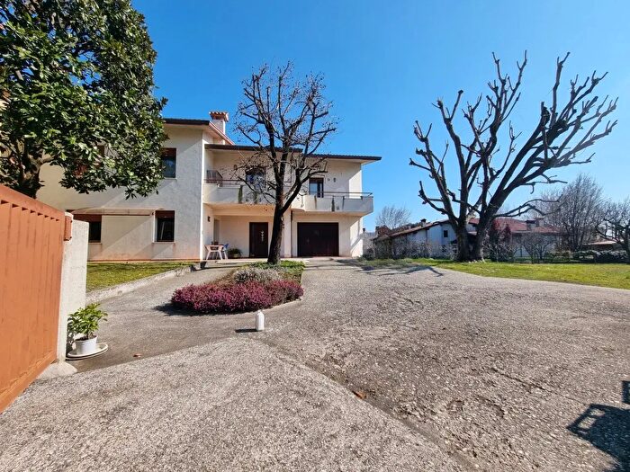Casa con 6 locali in vendita in Bassano Del Grappa