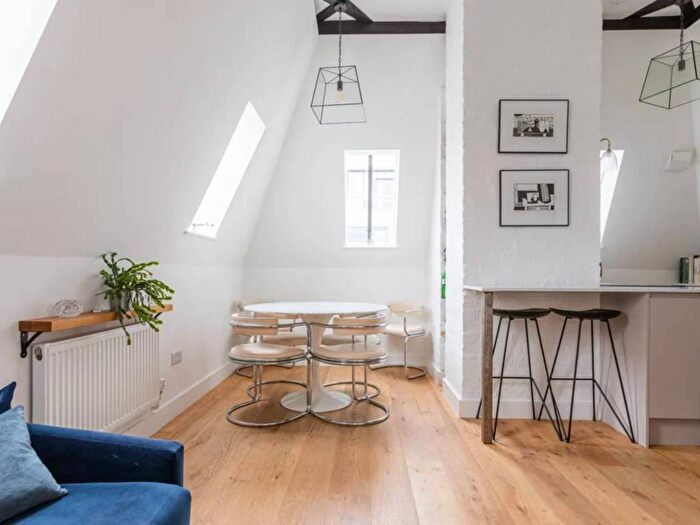 Casa trilocale in affitto in Via Trincea delle Frasche, Corso San Gottardo, Milano