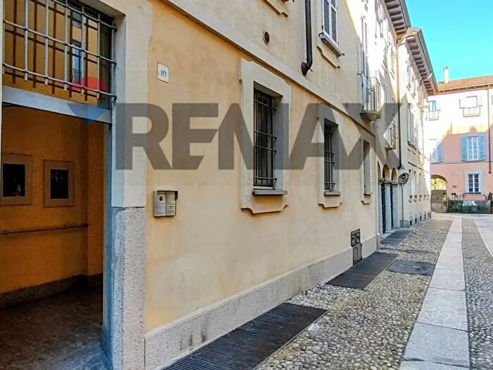 Appartamento bilocale in vendita in Via del Teatro, Pavia