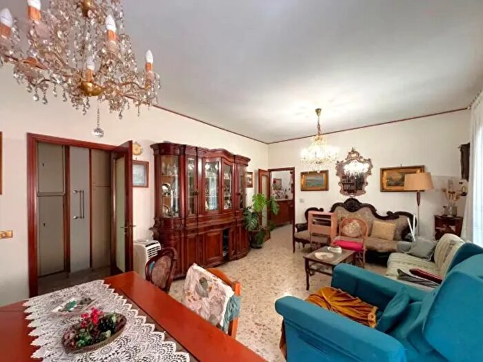 Appartamento quadrilocale in vendita in Via San Giacomo dei Capri, Napoli