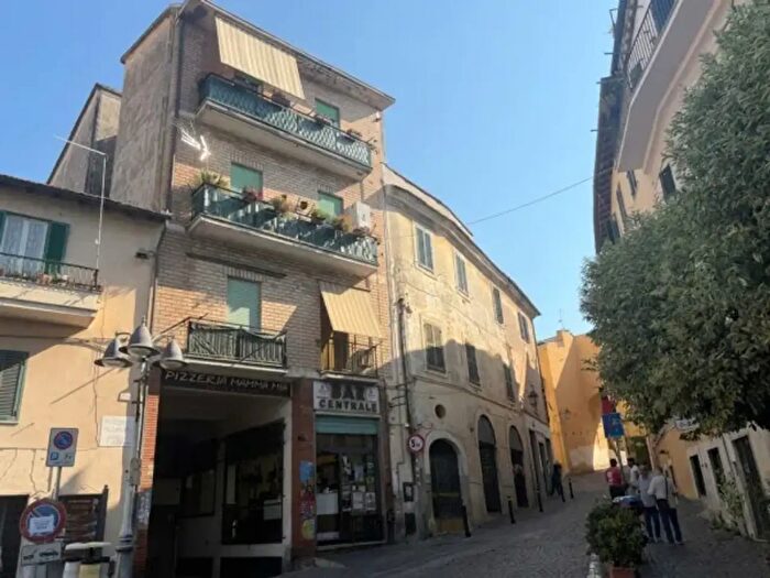 Appartamento trilocale in vendita in Via Guglielmo Marconi, Castel Madama