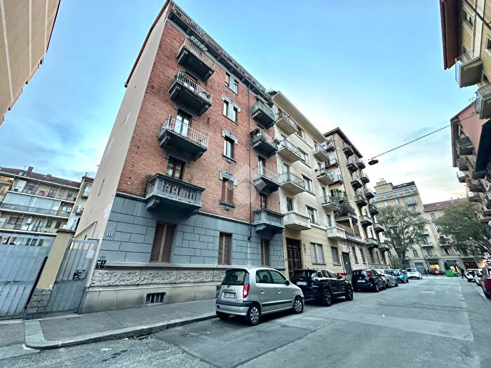 Appartamento trilocale in vendita in Via Buronzo, Torino