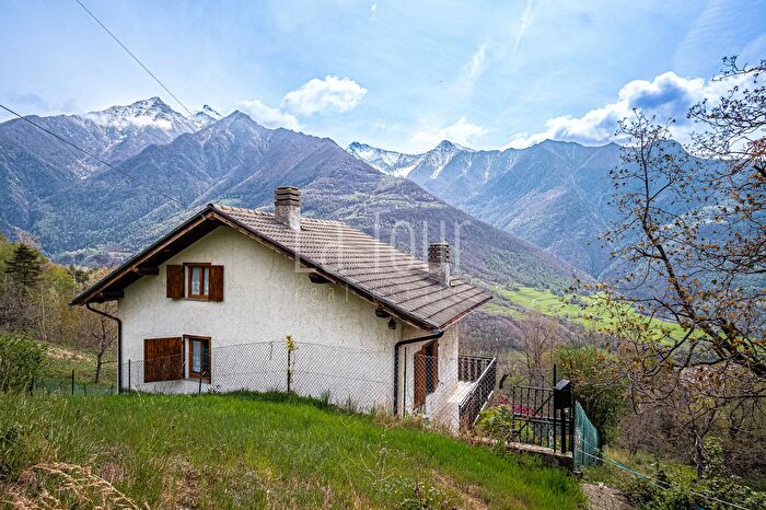Casa con 6 locali in vendita in Challand Saint Victor