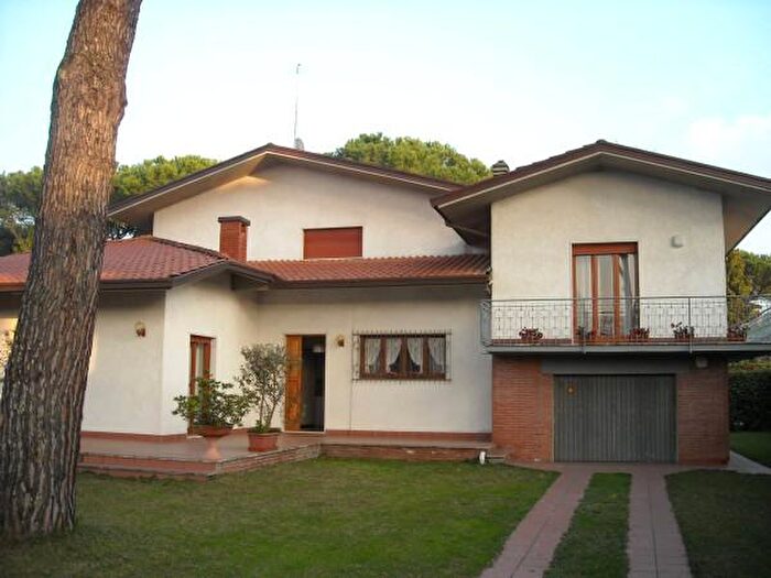 Casa con 6 locali in affitto in Via Settembre, Forte Dei Marmi