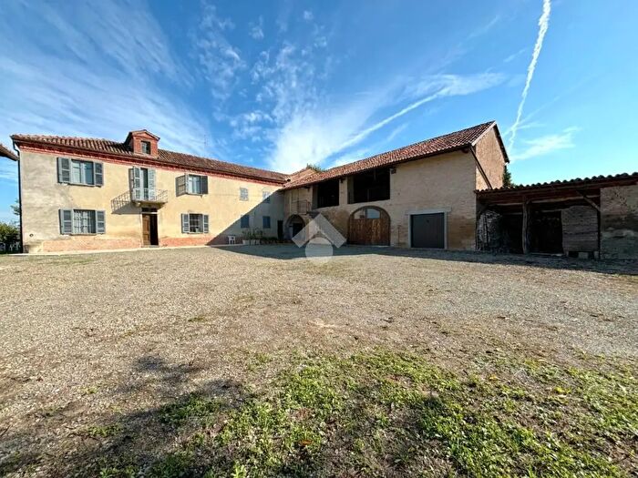 Casa con 10 locali in vendita in Frazione Quartino, Calamandrana