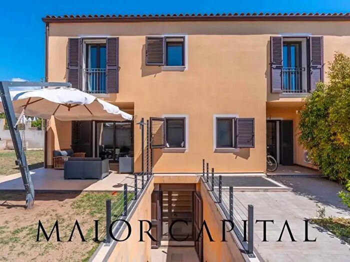 Casa con 7 locali in vendita in Orosei
