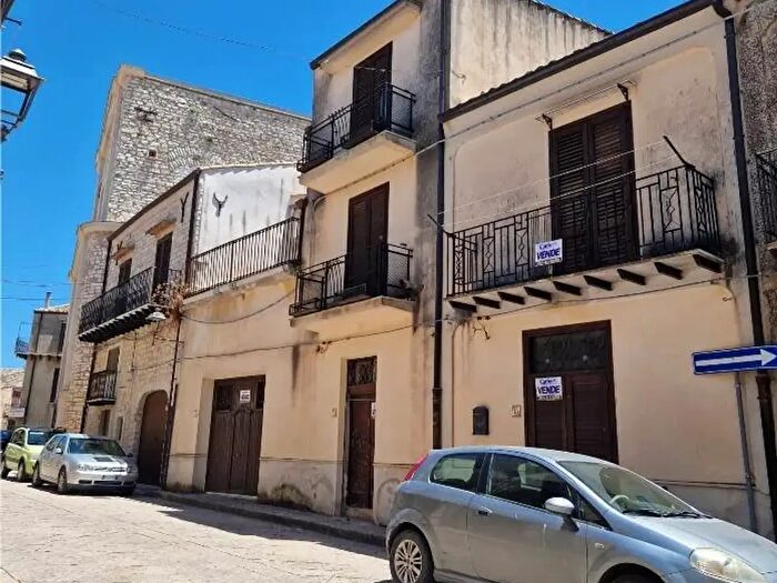 Casa con 6 locali in vendita in Via Roma, Giuliana