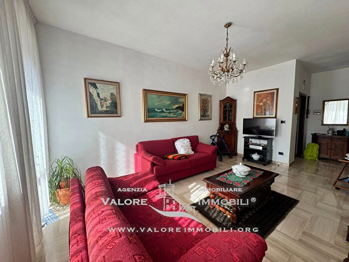 Appartamento con 5 locali in vendita in Via dellAlloro, Livorno