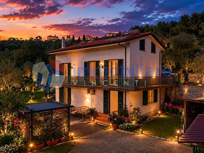Casa con 10 locali in vendita in Vezzano Ligure