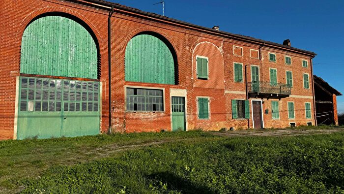 Casa con 12 locali in vendita in Masio