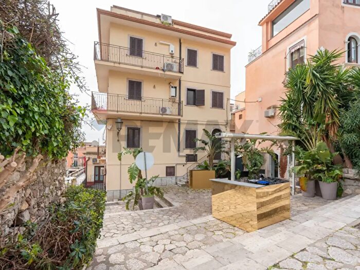 Casa con 12 locali in vendita in Piazza del Carmine, Taormina
