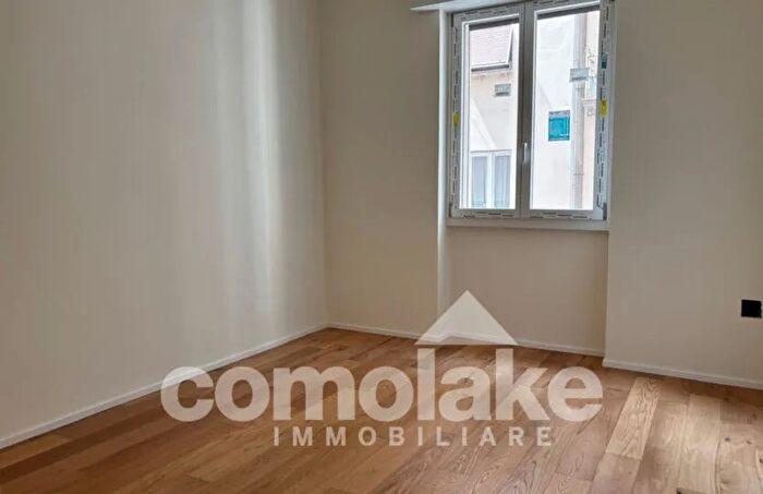 Appartamento trilocale in vendita in Via Giuseppe Garibaldi Como Como Centro Storico Residenziale, Como
