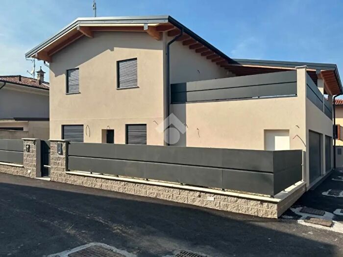 Appartamento trilocale in vendita in Via Martiri di Marzabotto, Bagnolo Cremasco