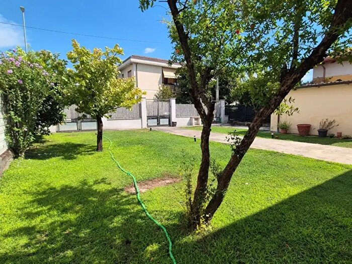 Casa con 8 locali in vendita in Massa
