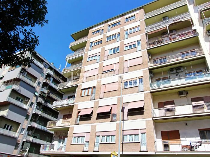 Appartamento trilocale in vendita in Via delle Albizzie, Roma