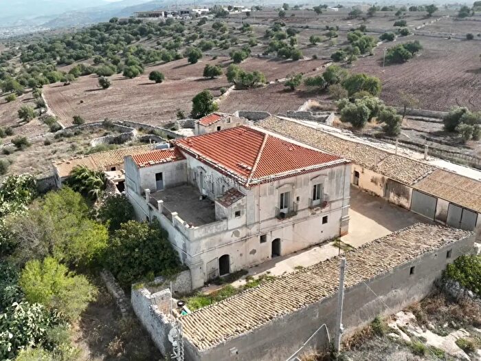 Casa con 10 locali in vendita in Ragusa