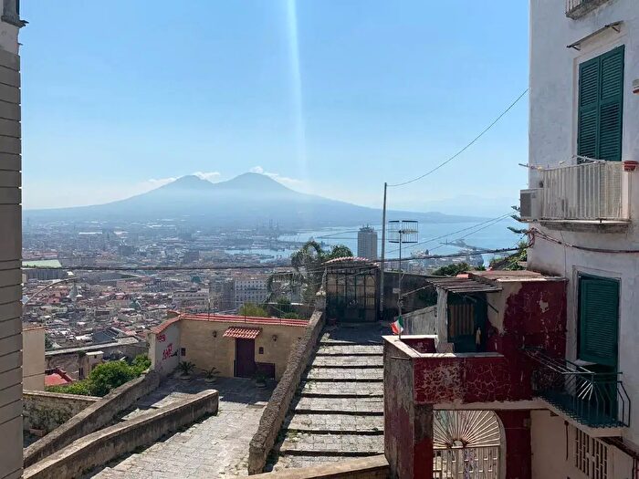 Appartamento con 5 locali in affitto in Napoli