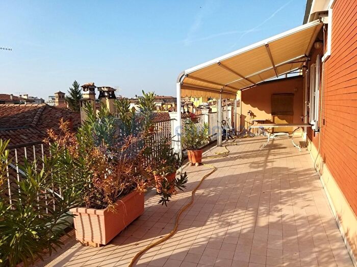 Appartamento trilocale in affitto in Via del Pratello, Bologna