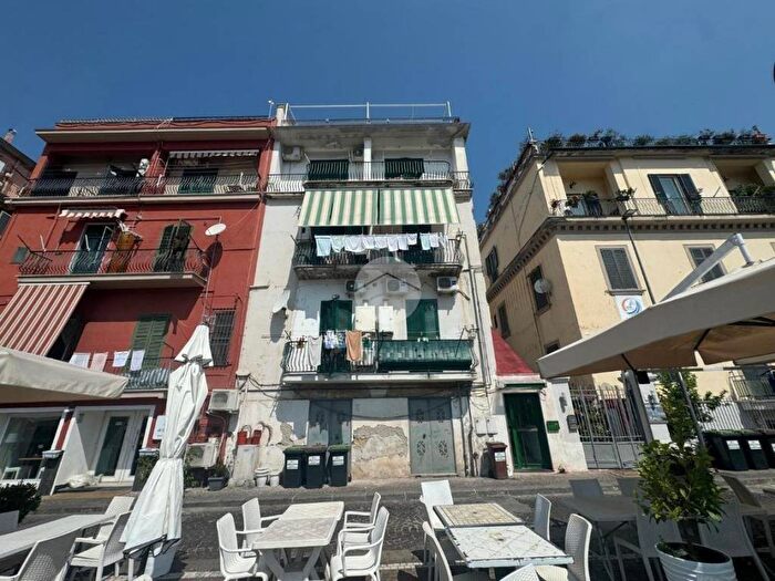 Appartamento trilocale in affitto in Via Serapide, Porto, Pozzuoli