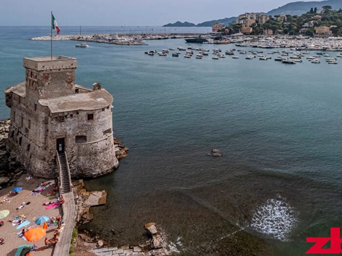 Appartamento con 5 locali in vendita in Via Montebello, Rapallo