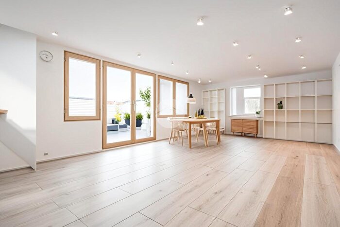 Appartamento trilocale in vendita in Via Monteleone Sabino, Roma