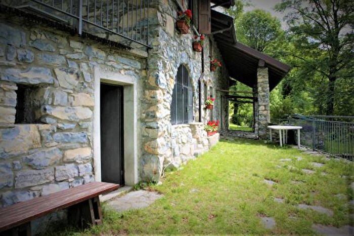 Casa con 6 locali in vendita in Via Monti di Erno, Veleso