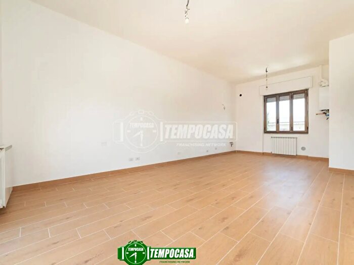 Appartamento trilocale in vendita in Via Montello, Cambiago