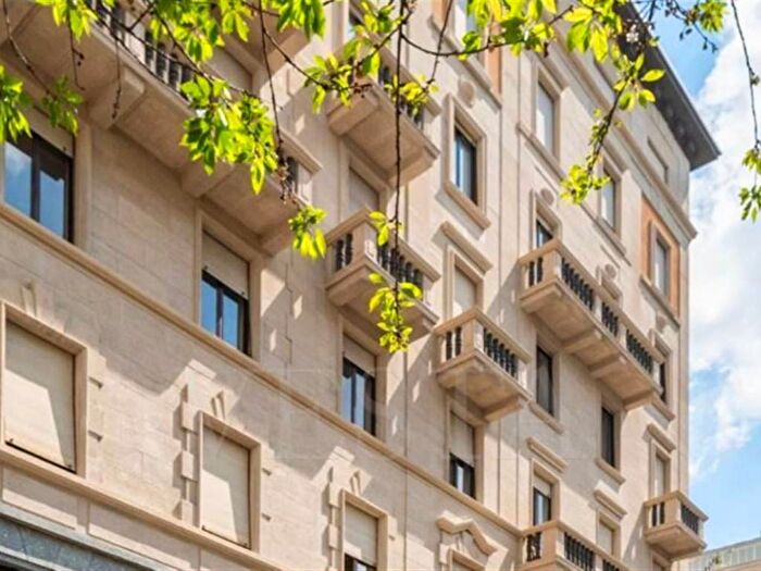 Appartamento trilocale in affitto in Piazza Santa Maria Beltrade, Duomo, Milano