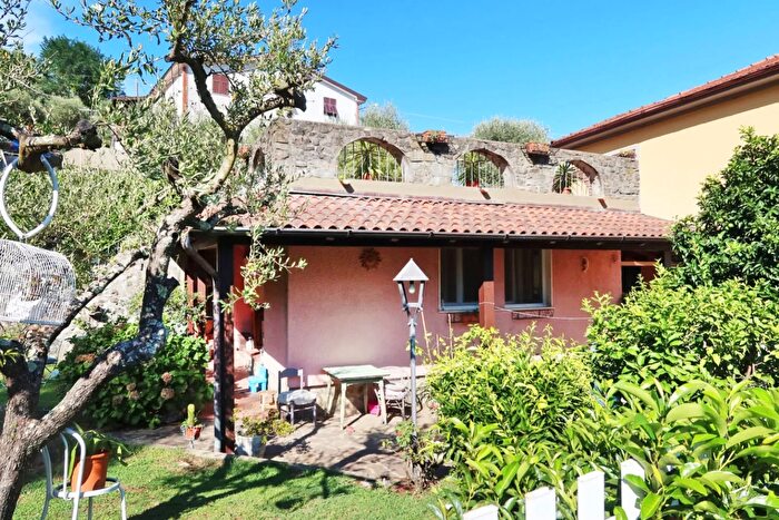 Casa quadrilocale in vendita in Follo