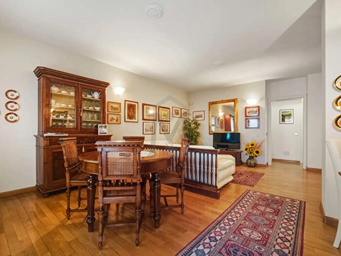 Casa con 6 locali in vendita in Via Federico Confalonieri, Reggio Emilia