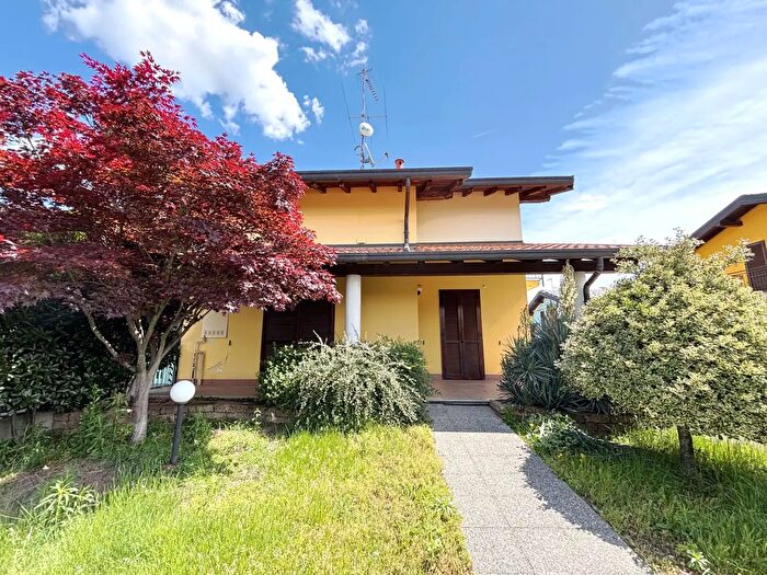 Casa trilocale in vendita in Via Prosmini, Cureggio